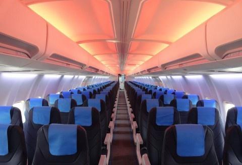 Nowe fotele i więcej przestrzeni - odnowiony Boeing 737 już w powietrzu
