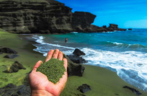 Niewiarygodne zielone plaże istnieją! Sprawdź gdzie!
