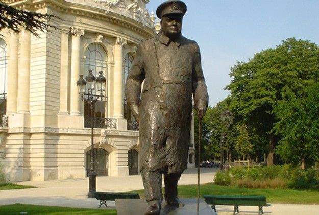 Nike zapłaci £48,000 kary za... ubranie pomnika Churchilla