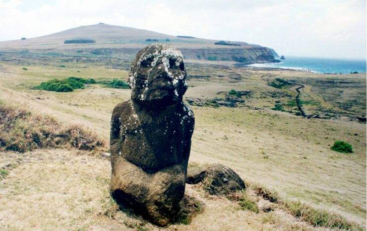 b2ap3_thumbnail_Kneeled_moai_Easter_Island.jpg