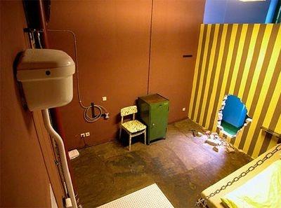 jail-cell-room