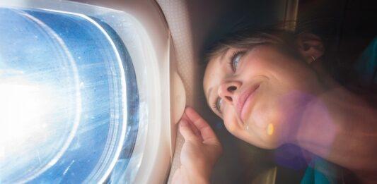 kobieta w samolocie widok z okna samolotu