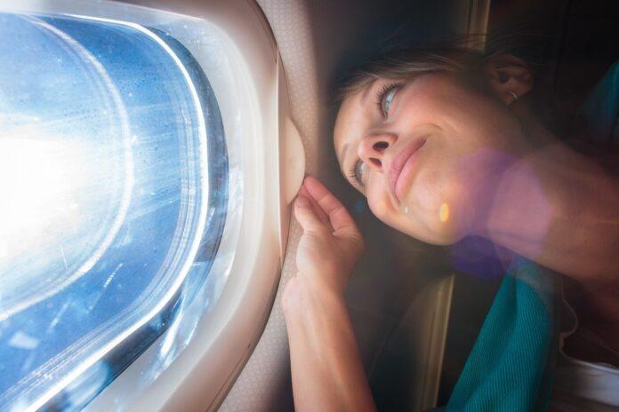 kobieta w samolocie widok z okna samolotu