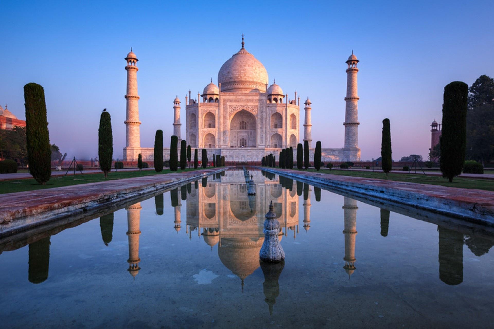 Taj Mahal i odbicie w wodzie