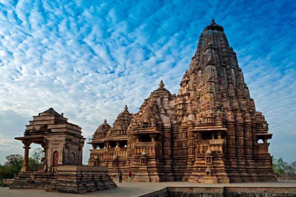 turyści podczas podróży do indii podziwiają świątynię khajuraho