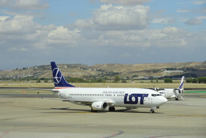 samolot LOT Boeing 737 na płycie lotniska