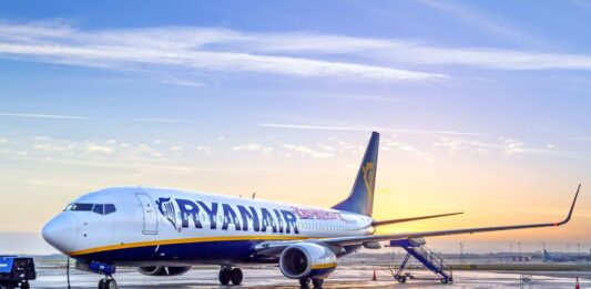 samolot Ryanair na płycie lotniska