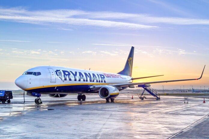 samolot Ryanair na płycie lotniska