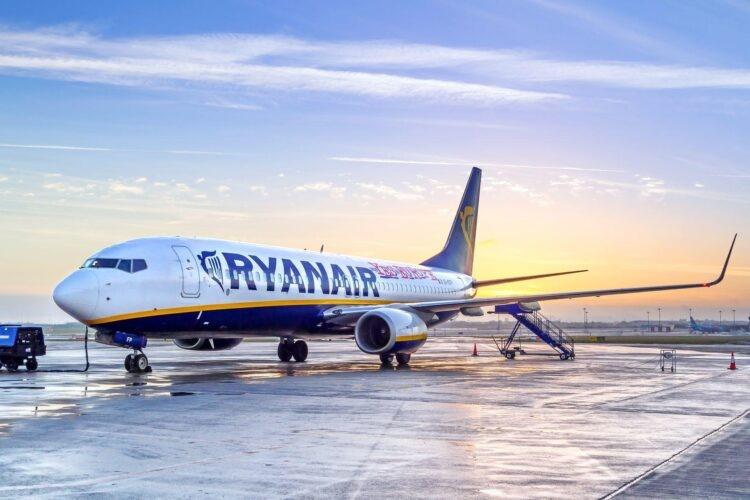 samolot Ryanair na płycie lotniska