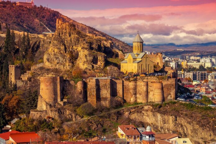 Tbilisi o zachodzie słońca