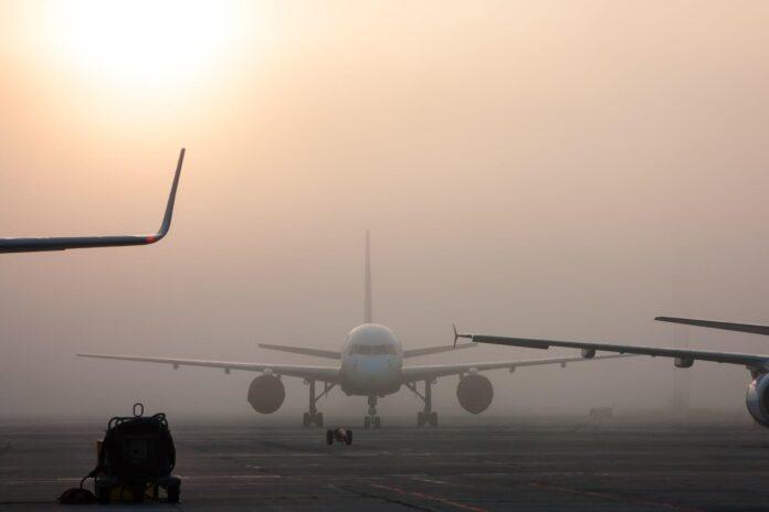 samolot we mgle na płycie startowej