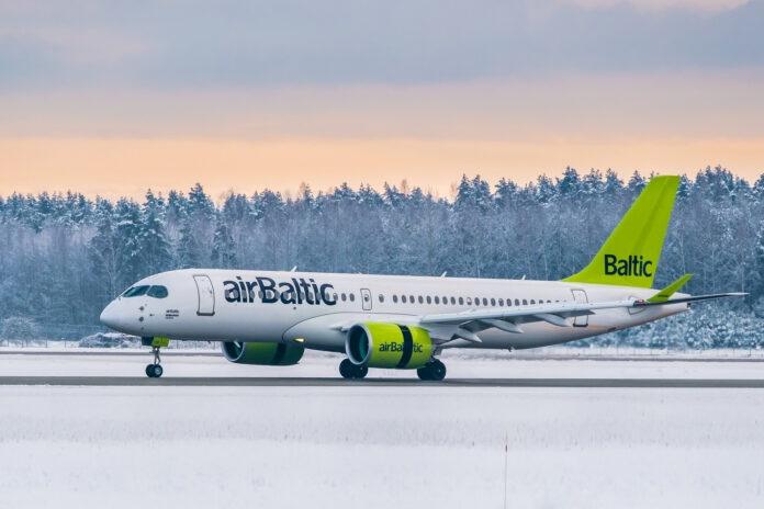 samolot linii airBaltic na lotnisku