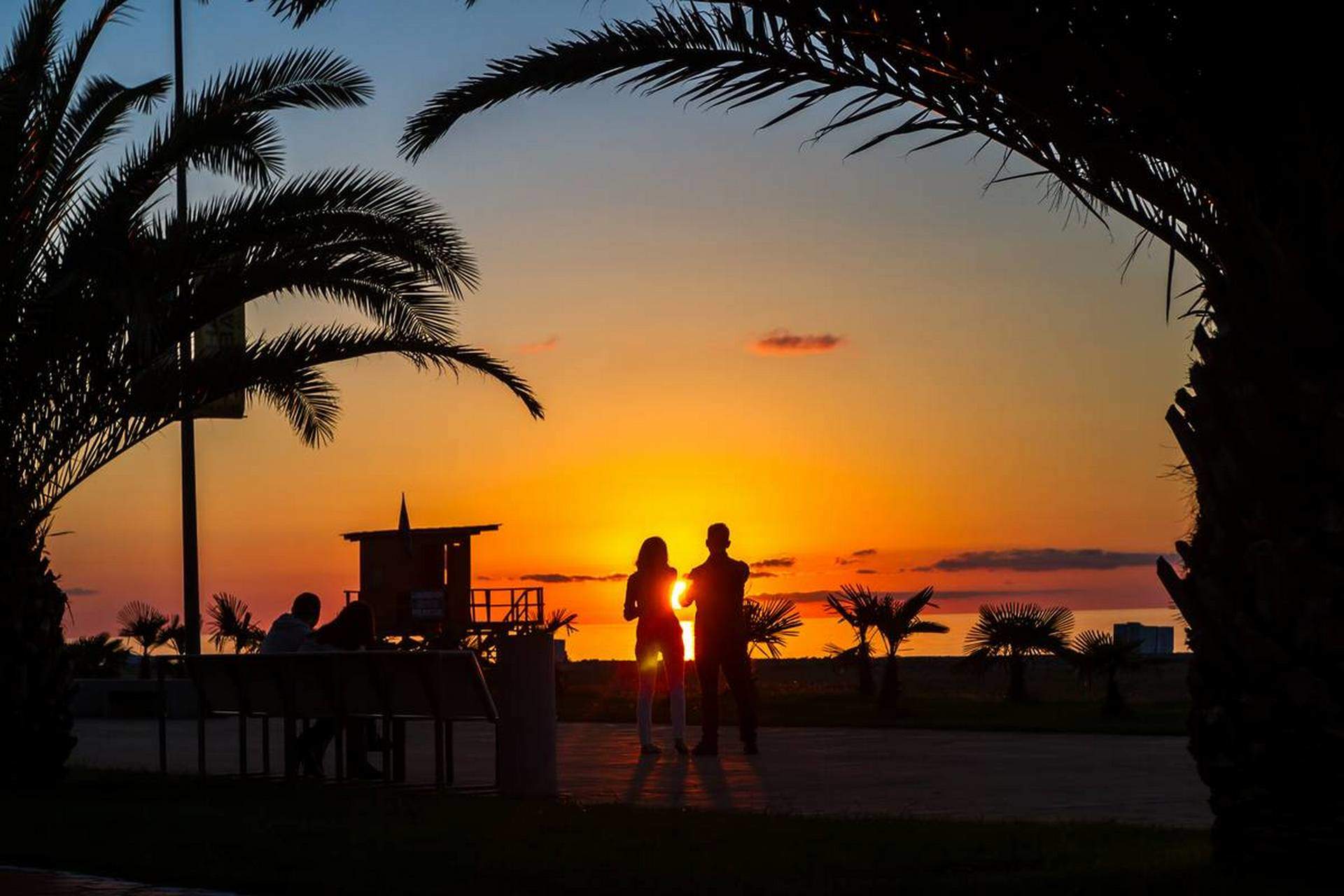 para na plaży w Batumi – zachód słońca