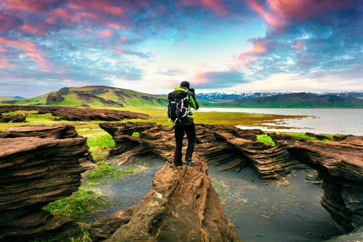 mężczyzna z plecakiem fotografuje kanion niedaleko vik na islandii