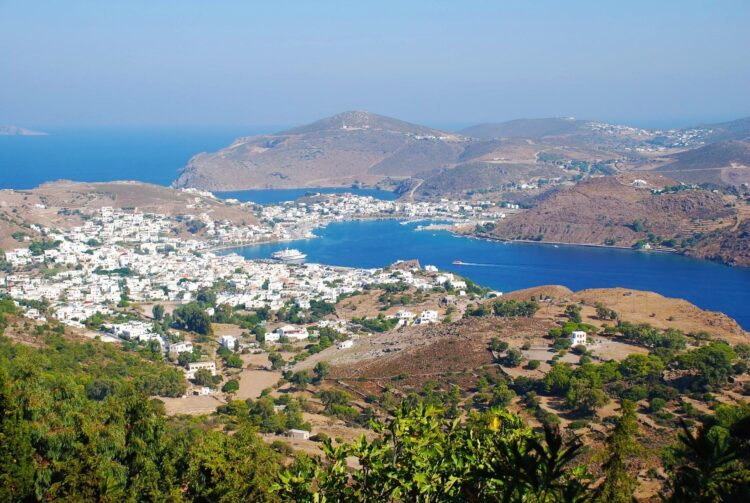 letnia panorama miasta Patmos w Grecji