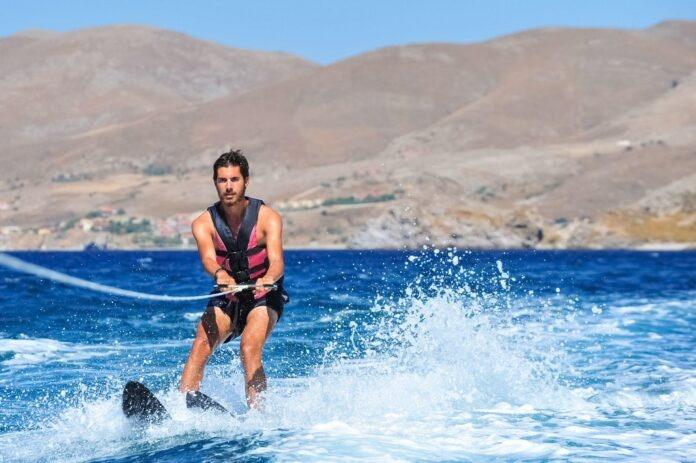 grecja - mężczyzna na nartach wodnych