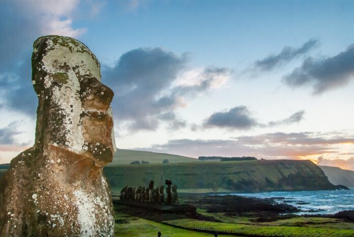 posąg moai na wyspie wielkanocnej