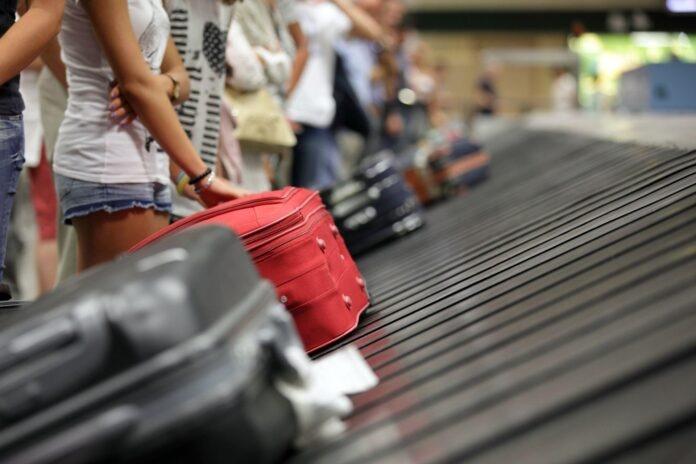 walizki na taśmie bagażowej czyli karuzeli na lotnisku