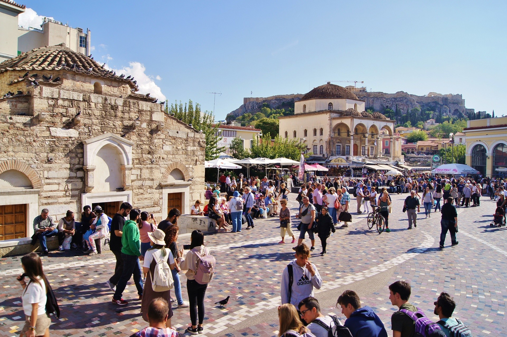 ludzie na placu Monastiraki w Atenach