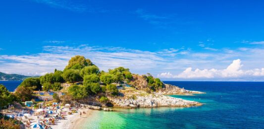 plażowicze na plaży na Korfu