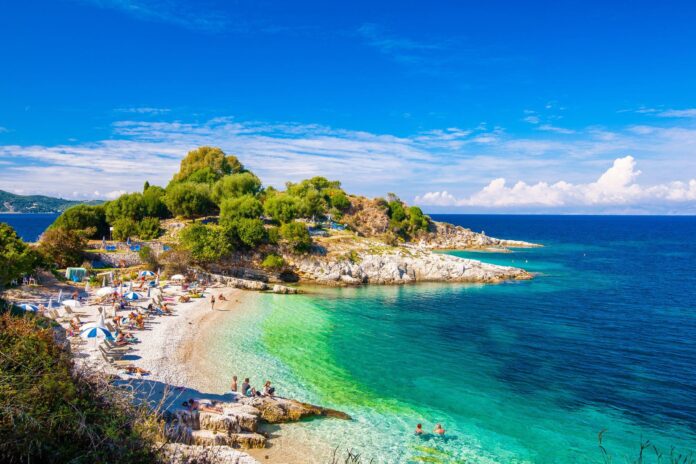 plażowicze na plaży na Korfu