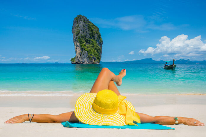 kobieta opala się na plaży wyspy Poda w tajlandii