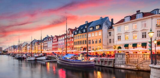 kanały w Kopenhadze o zachodzie słońca