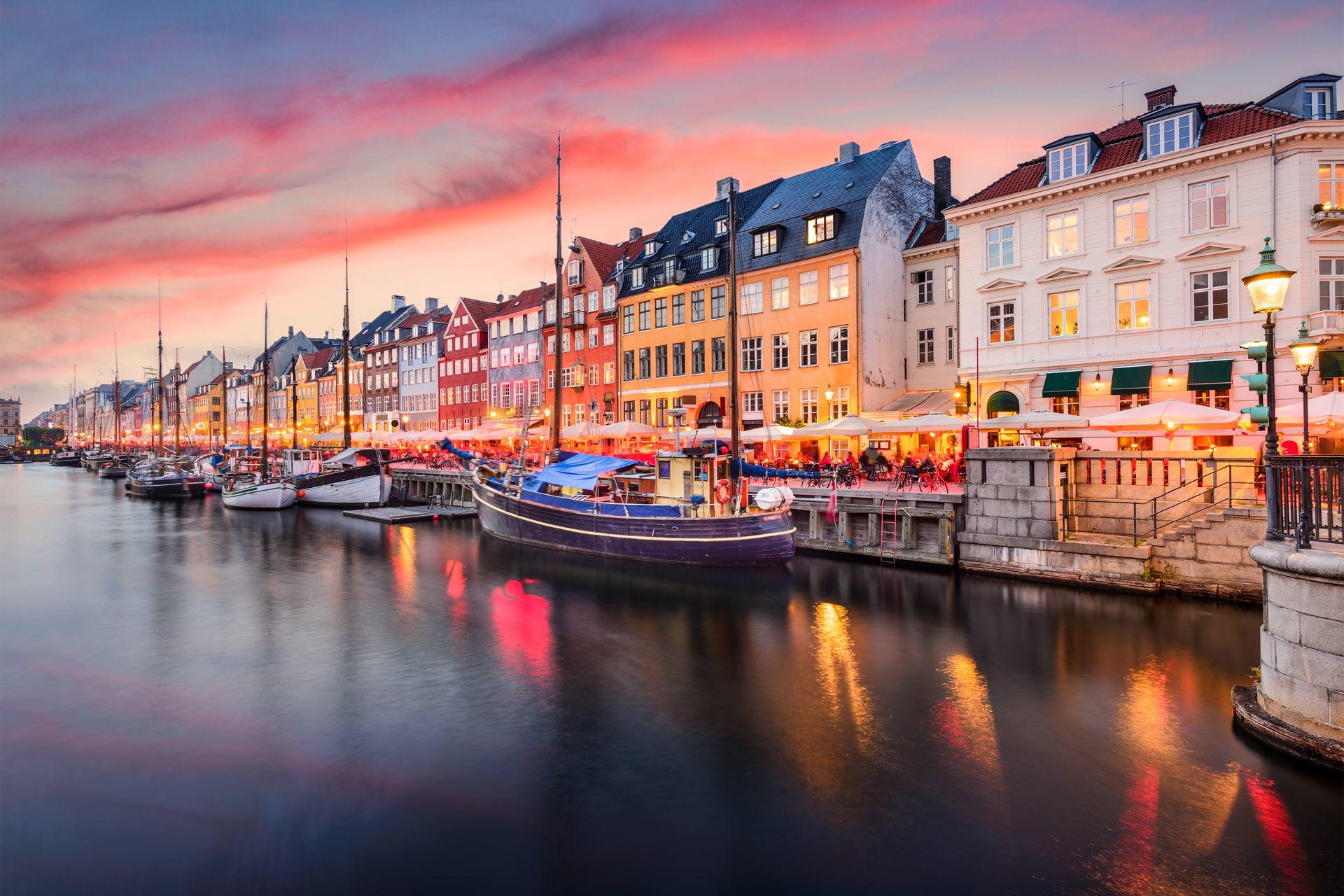 kanały w Kopenhadze o zachodzie słońca