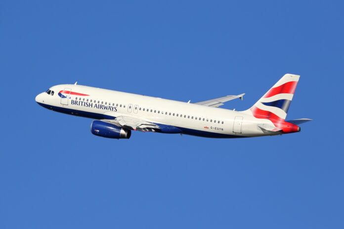 samolot linii british airways lecący w powietrzu