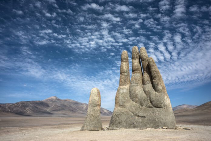 wielka ręka czyli rzeźba na pustyni atakama w chile