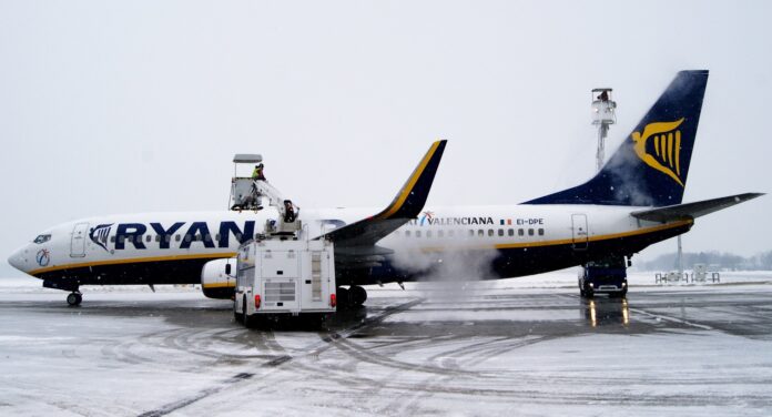 odladzanie samolotu Ryanair na płycie lotniska