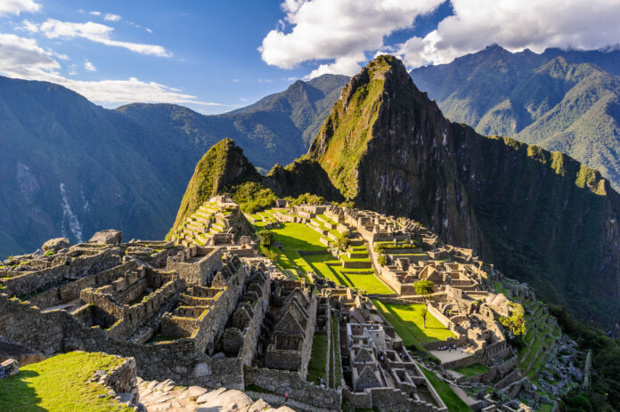 machu picchu w peru oświetlone słońcem