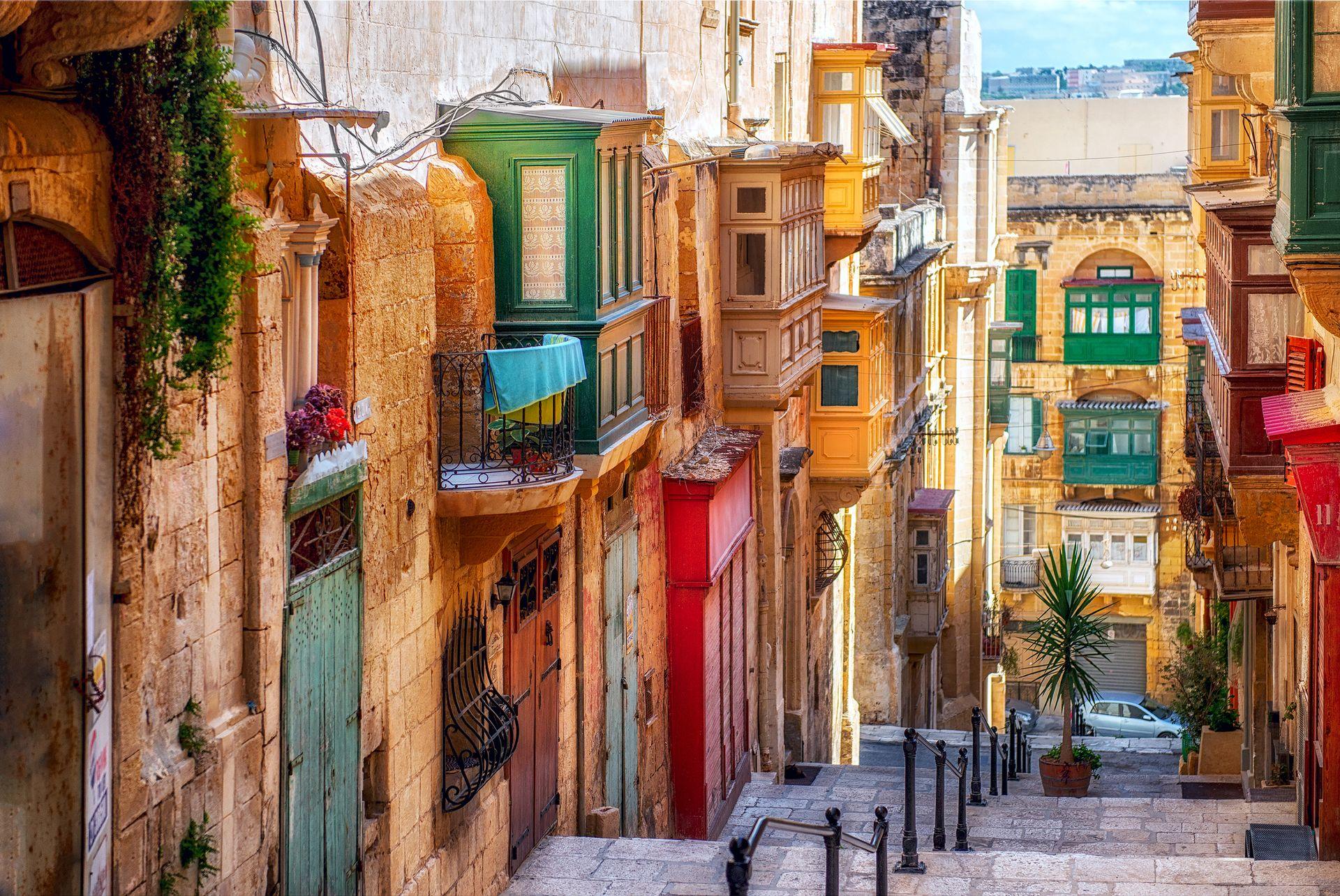 kolorowe wąskie uliczki na Malcie