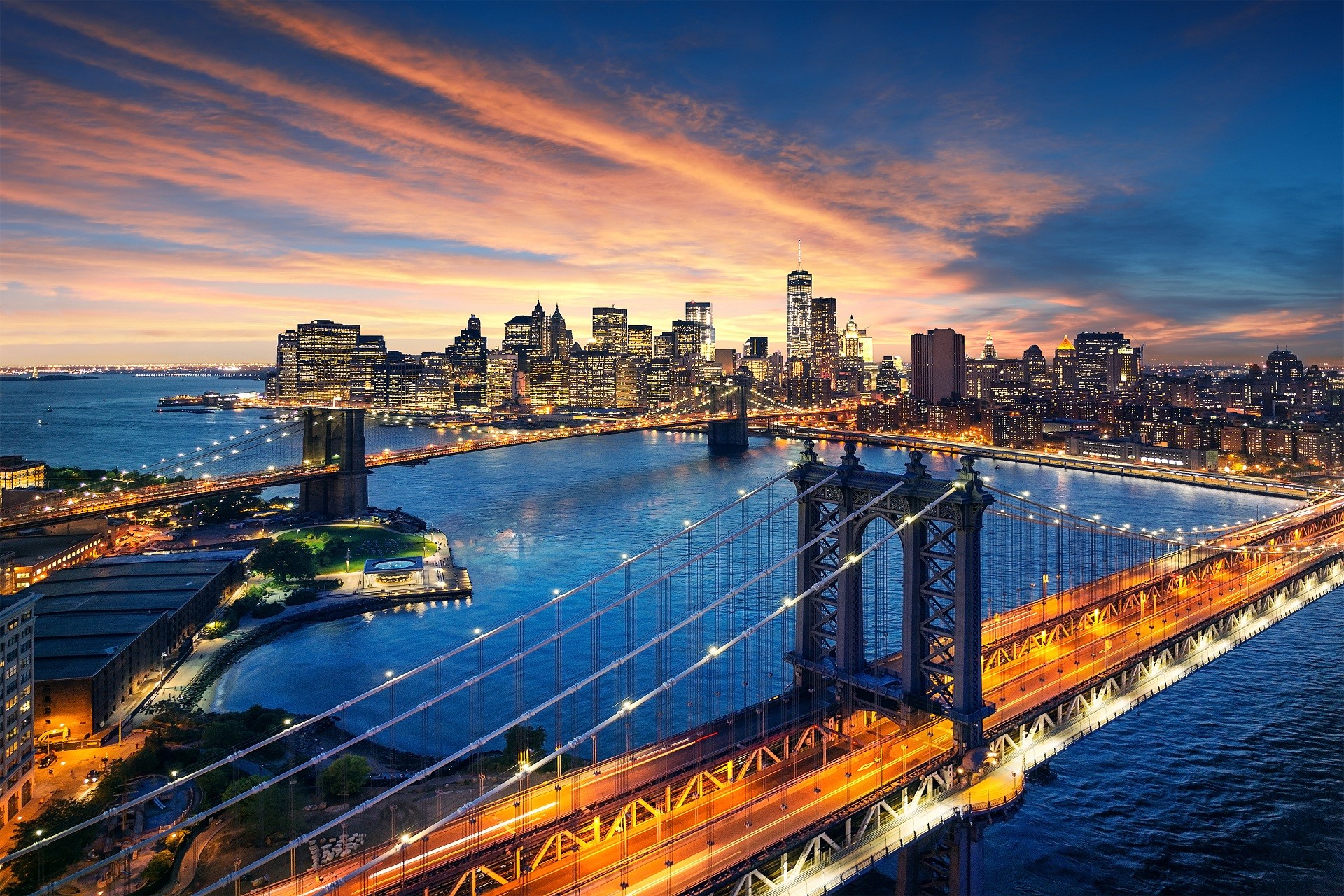 Zachód słońca nad Manhattanem i Brooklyn bridge