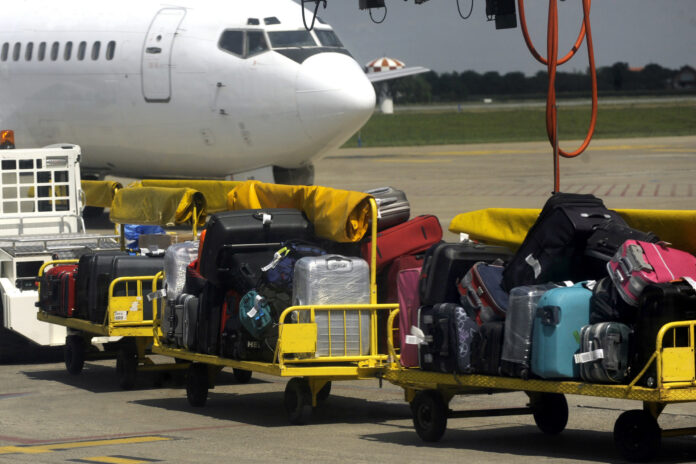 bagaż rejestrowany wyładowany z samolotu
