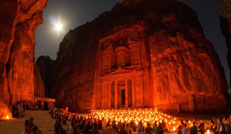 wykuta w skale budowla oświetlona przez tysiące świeczek i podziwiana nocą przez turystów