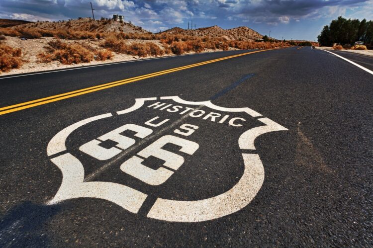 asfaltowa droga z namalowanym na niej symbolem drogi 66