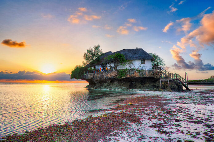 restauracja na skale na plaży w zanzibarze tanzania