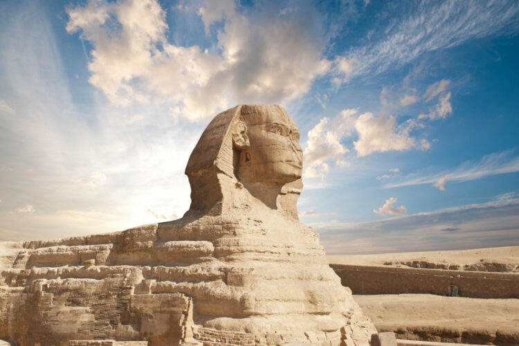 sfinks czyli posąg z głowa kobiety i ciałem lwa giza egipt