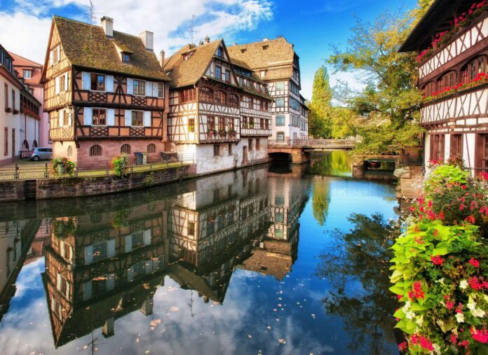 piękne domy nad rzeką w Strasburgu we Francji