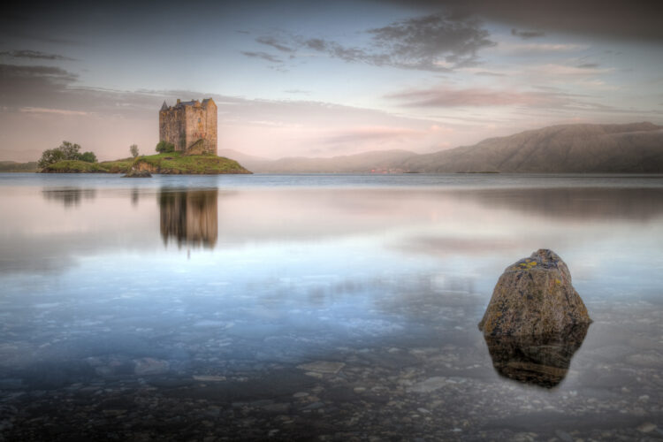 zamek stalker na wysepce na Loch Laich w Szkocji.