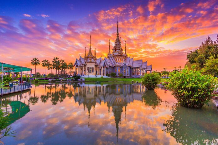 świątynia buddyjska Wat Pho na tle zachodzącego słońca