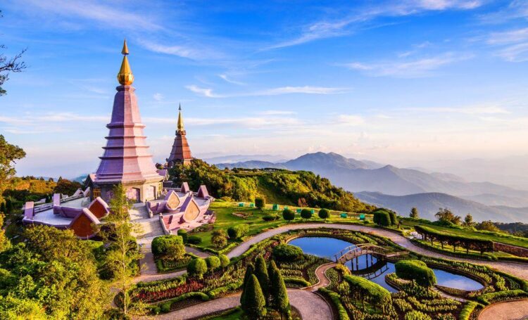 panorama Chiang Mai z pagodą i górami