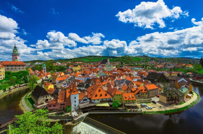 panorama Czeskiego Krumlova w pełnym słońcu