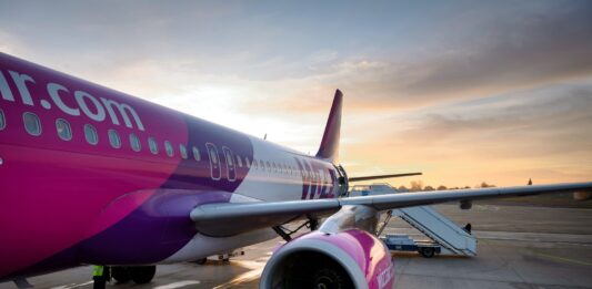 samolot wizz air stojący na lotnisku