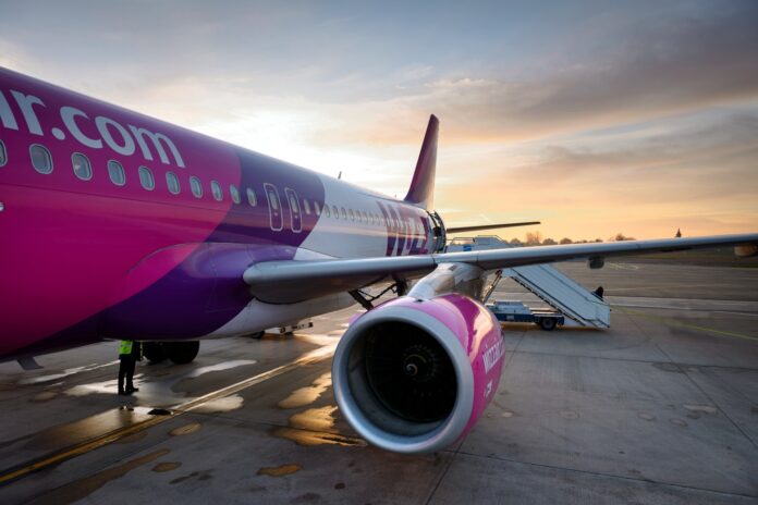 samolot wizz air stojący na lotnisku