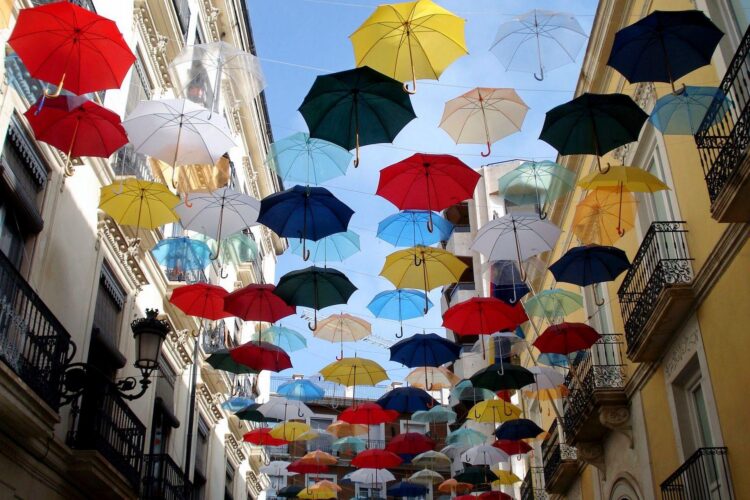 kolorowe parasolki wiszące nad ulicą w alicante w hiszpanii