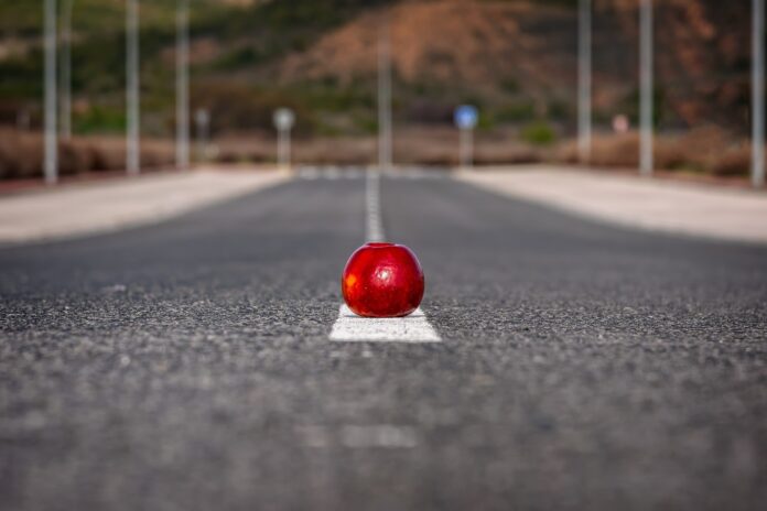 Czerwone jabłko na ulicy