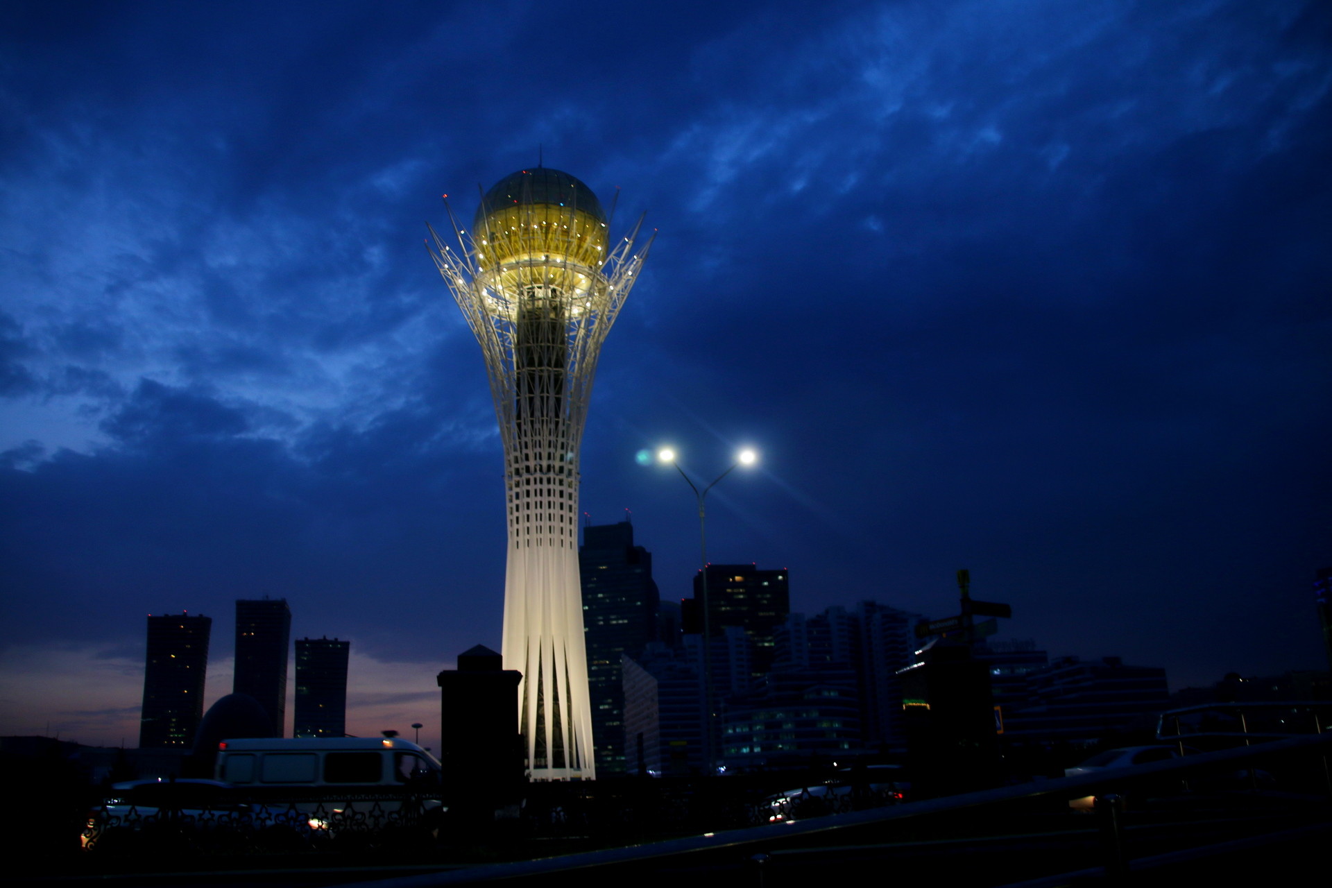 wieża widokowa Bäjterek w Astanie kazachstan