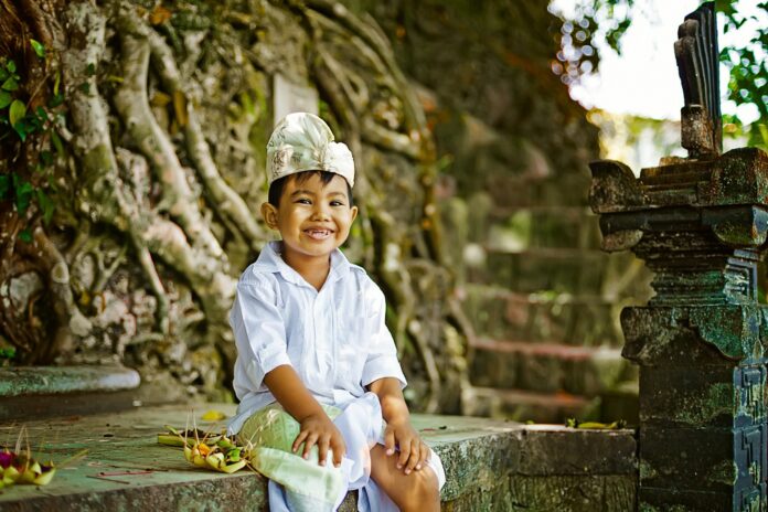uśmiechnięty chłopiec w świątyni na Bali